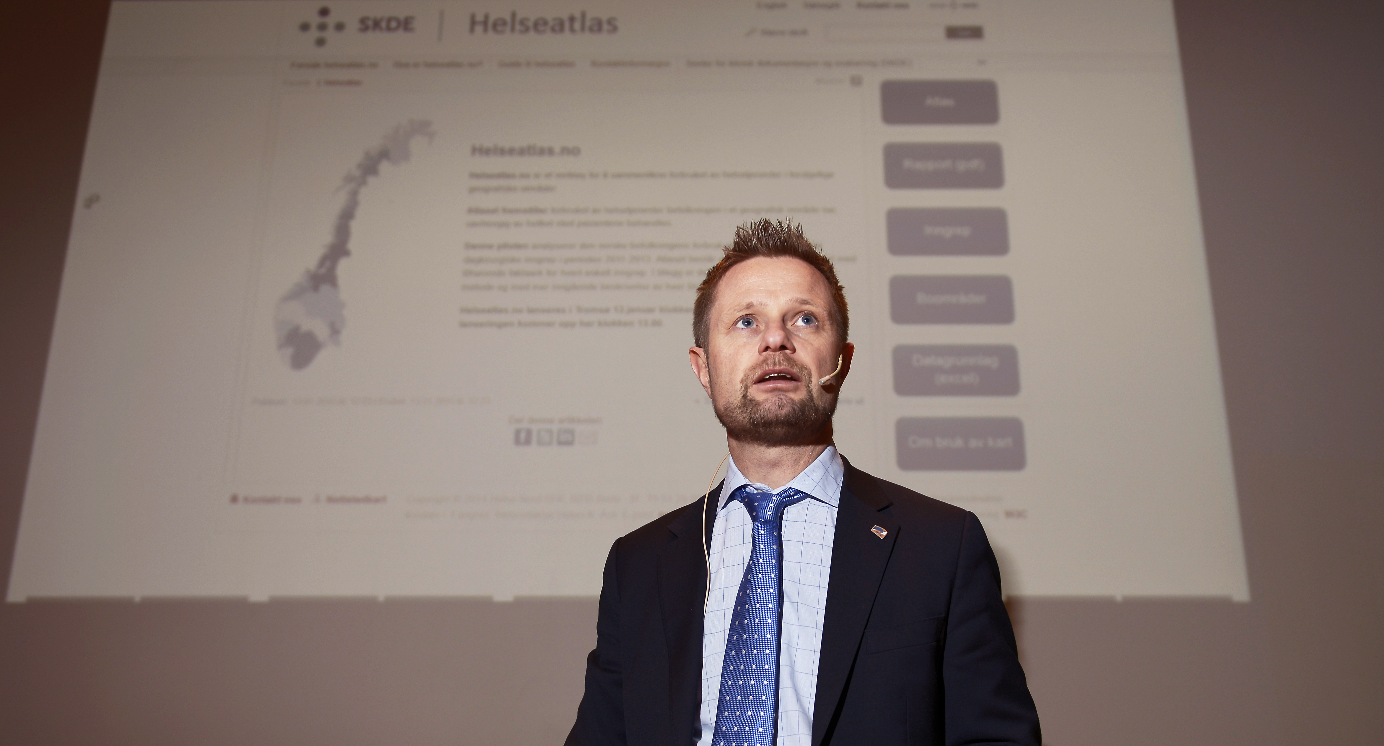 Previously health minister Bent Høie in front of a presentation about Health Atlas