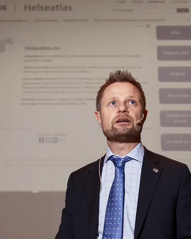 Previously health minister Bent Høie in front of a presentation about Health Atlas