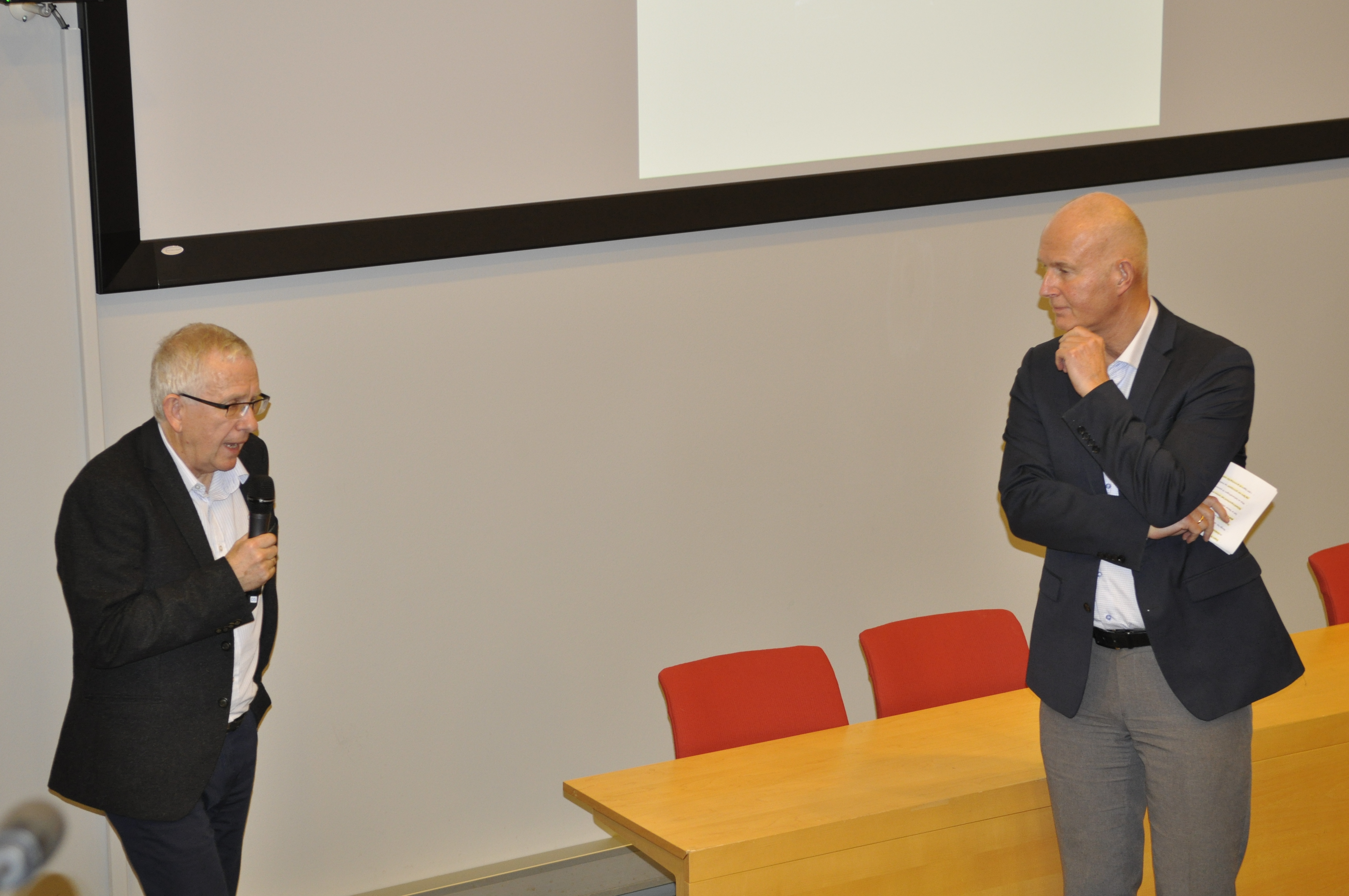 Barthold Vonen and Bjørn Guldvog doing a presentation