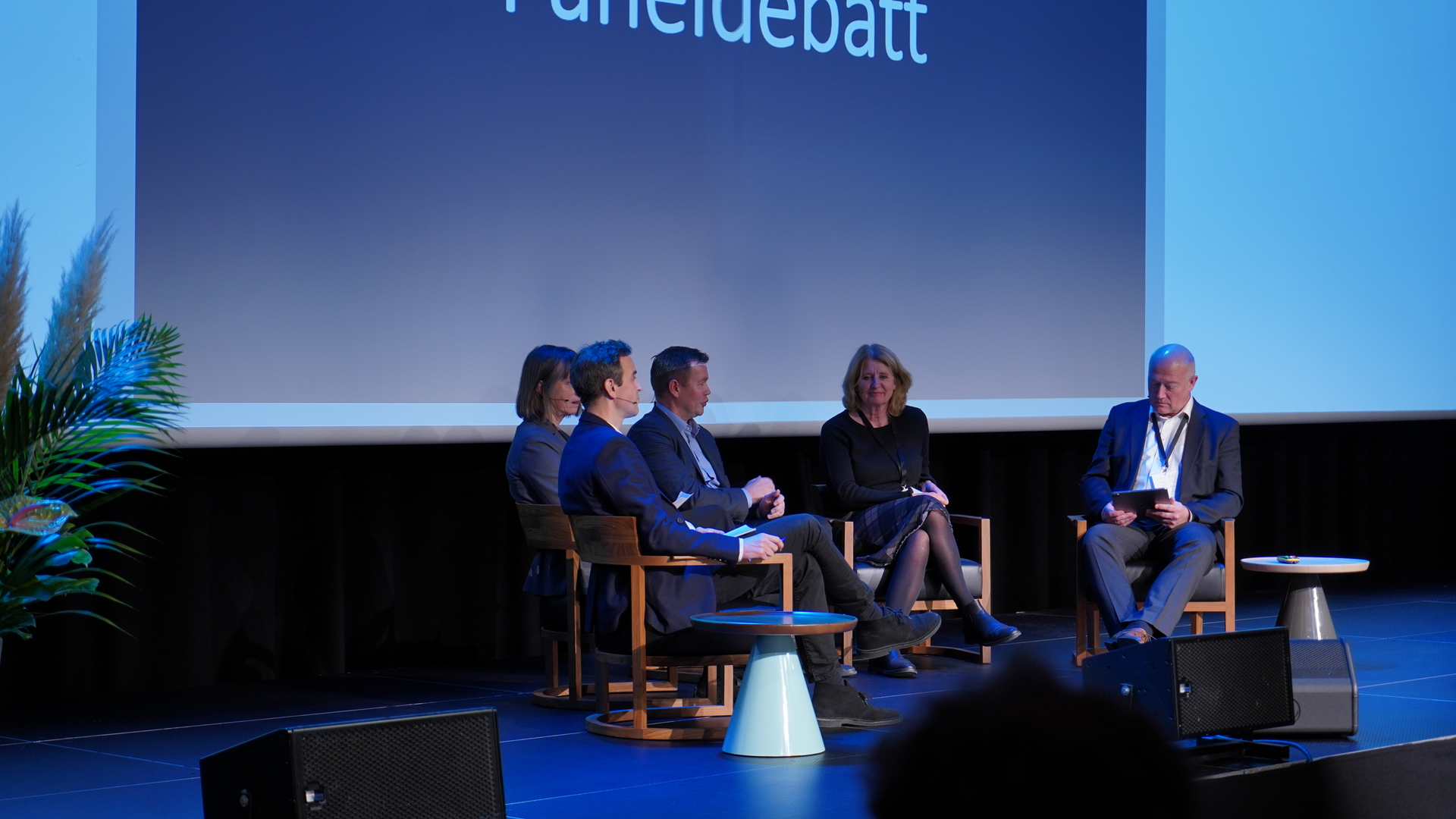En gruppe mennesker som sitter på en scene