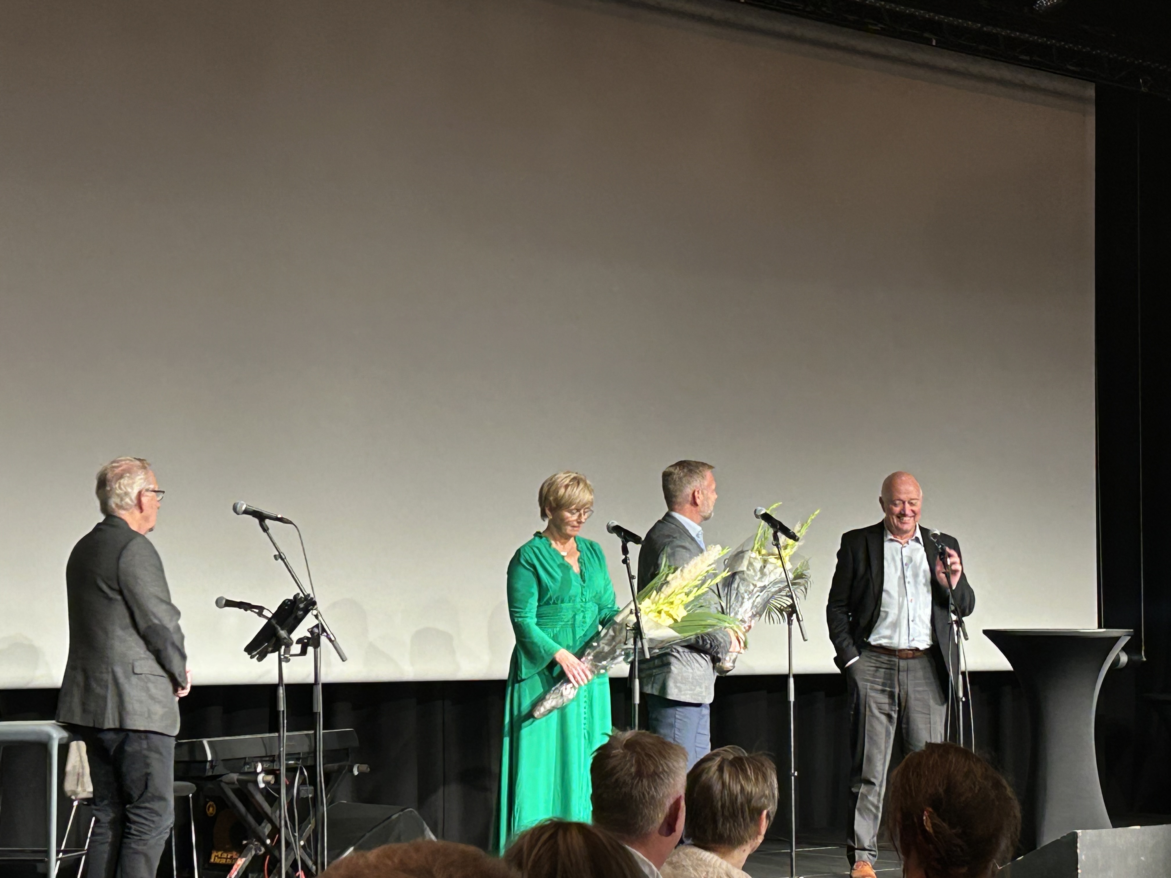 En gruppe mennesker på en scene