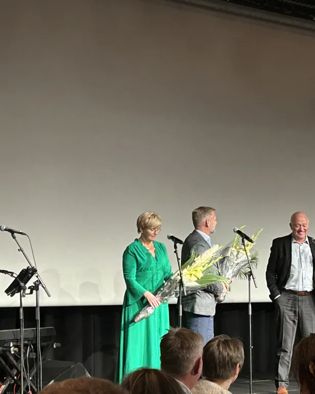 En gruppe mennesker på en scene