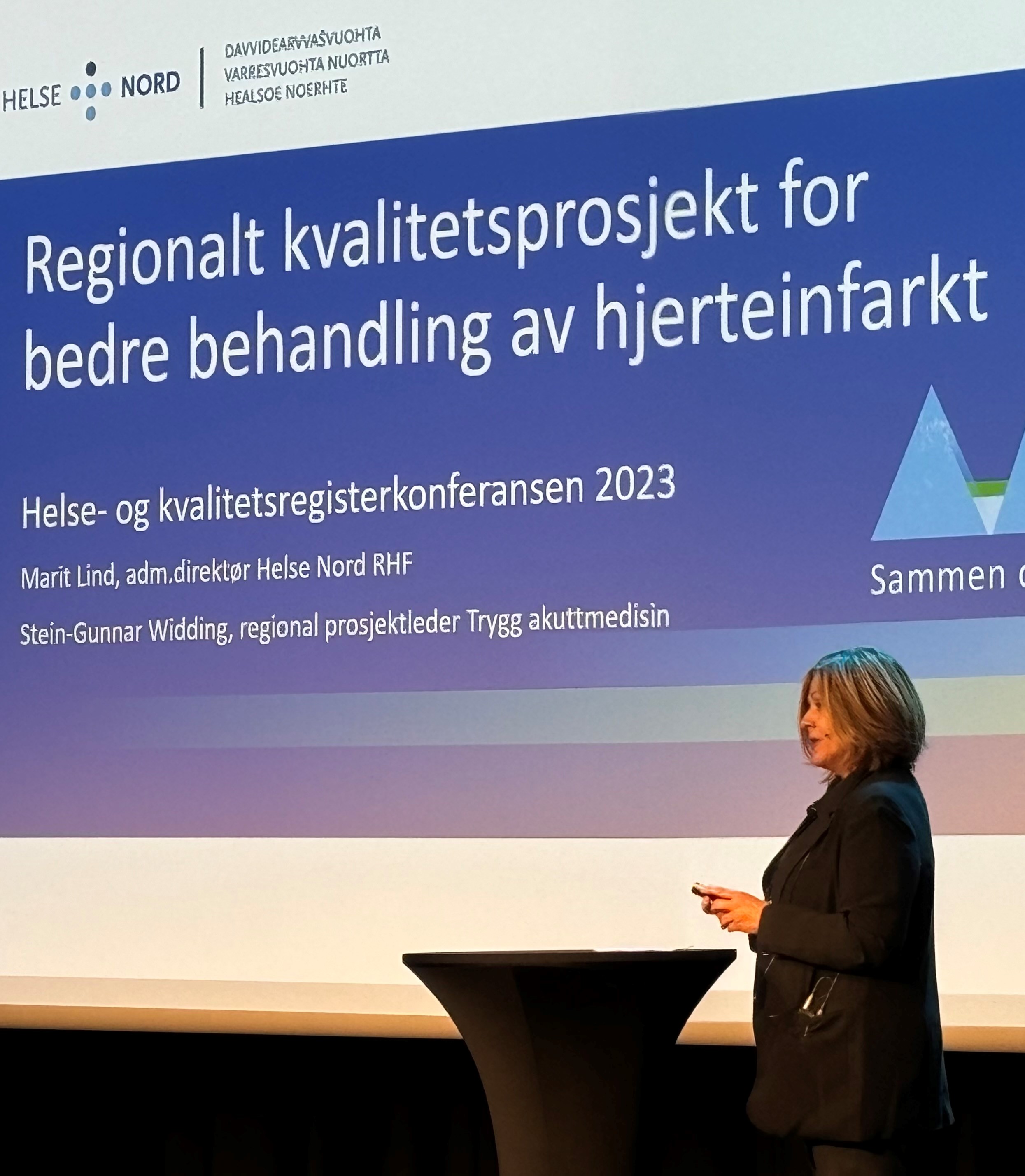 En person som står på et podium