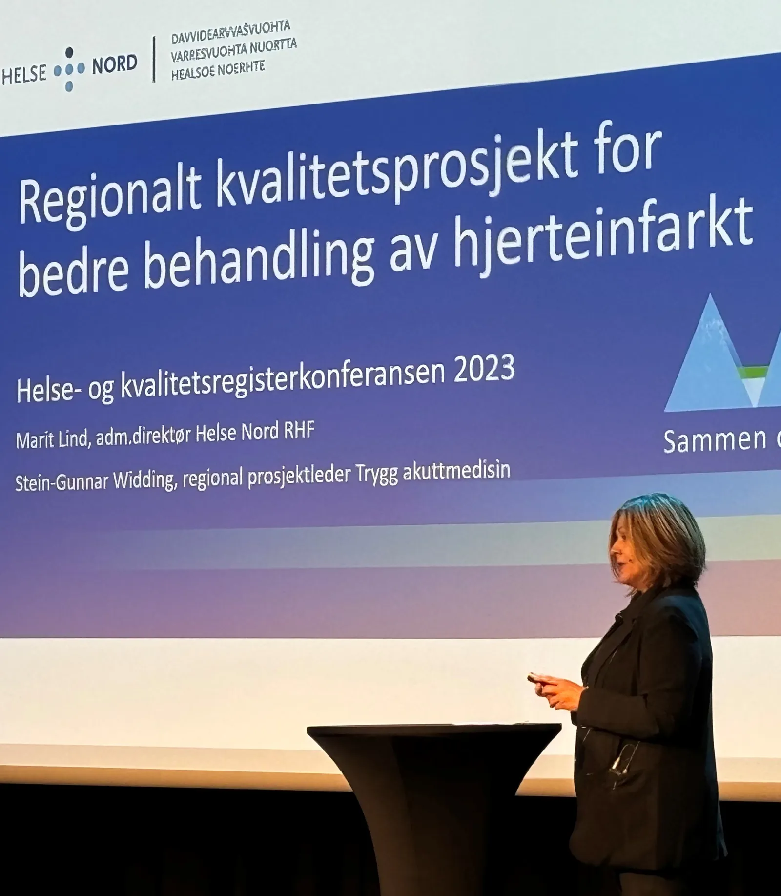 En person som står på et podium