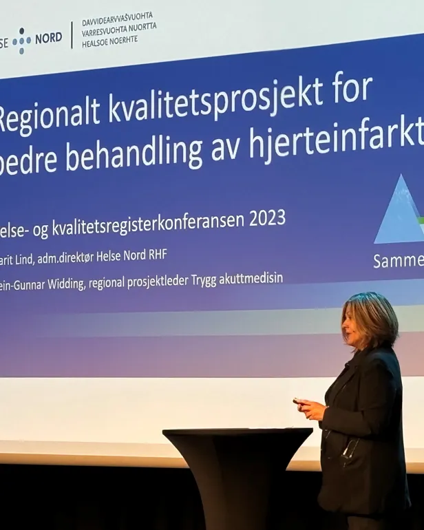 En person som står på et podium