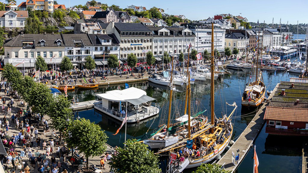 A group of boats docked in a harbor