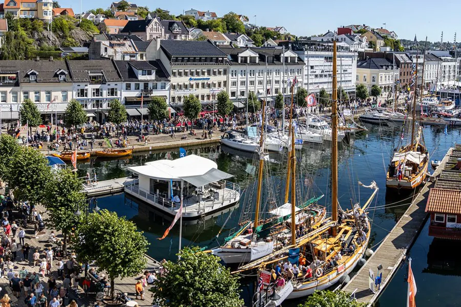 A group of boats docked in a harbor