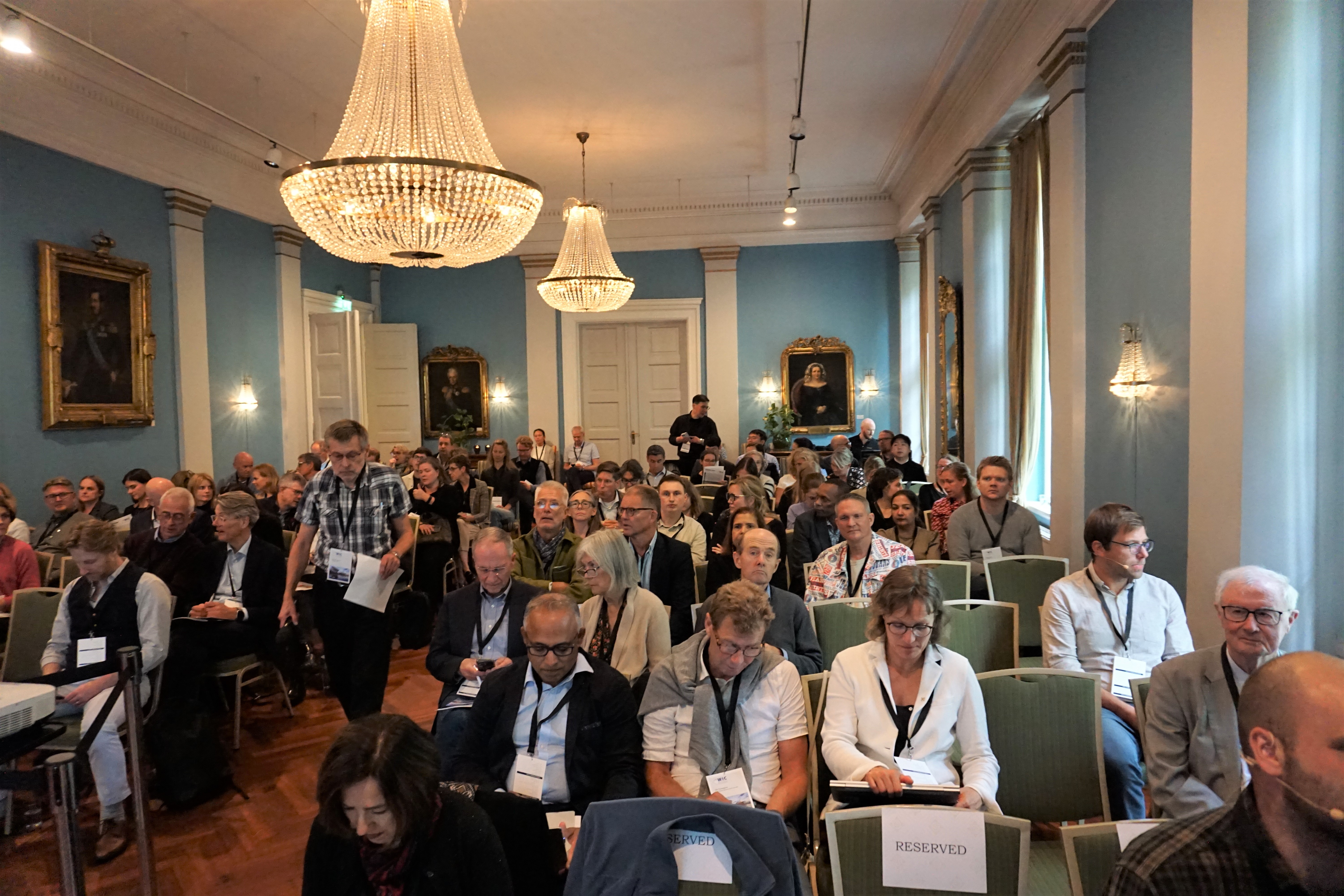 Personer som sitter i salen