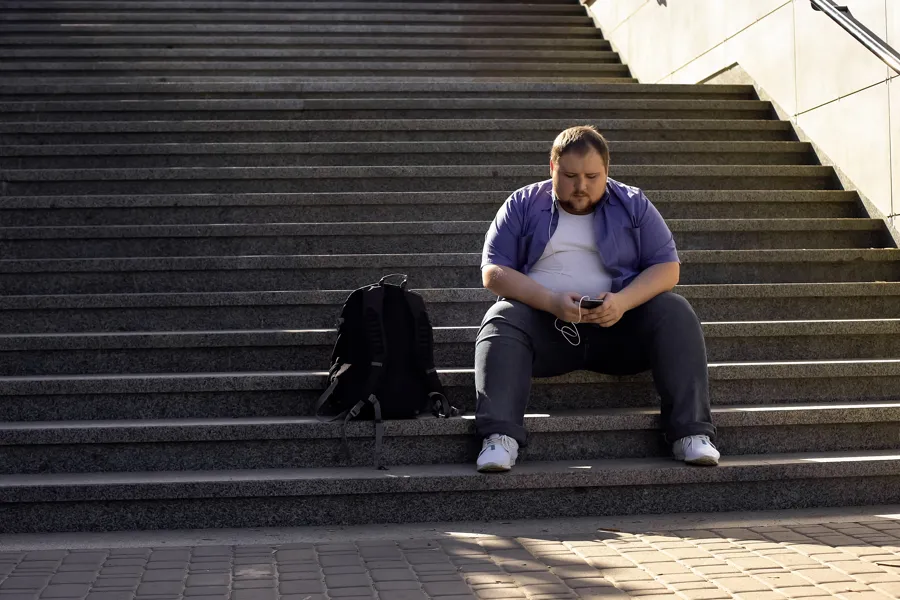 Bilde av mann ved trapp