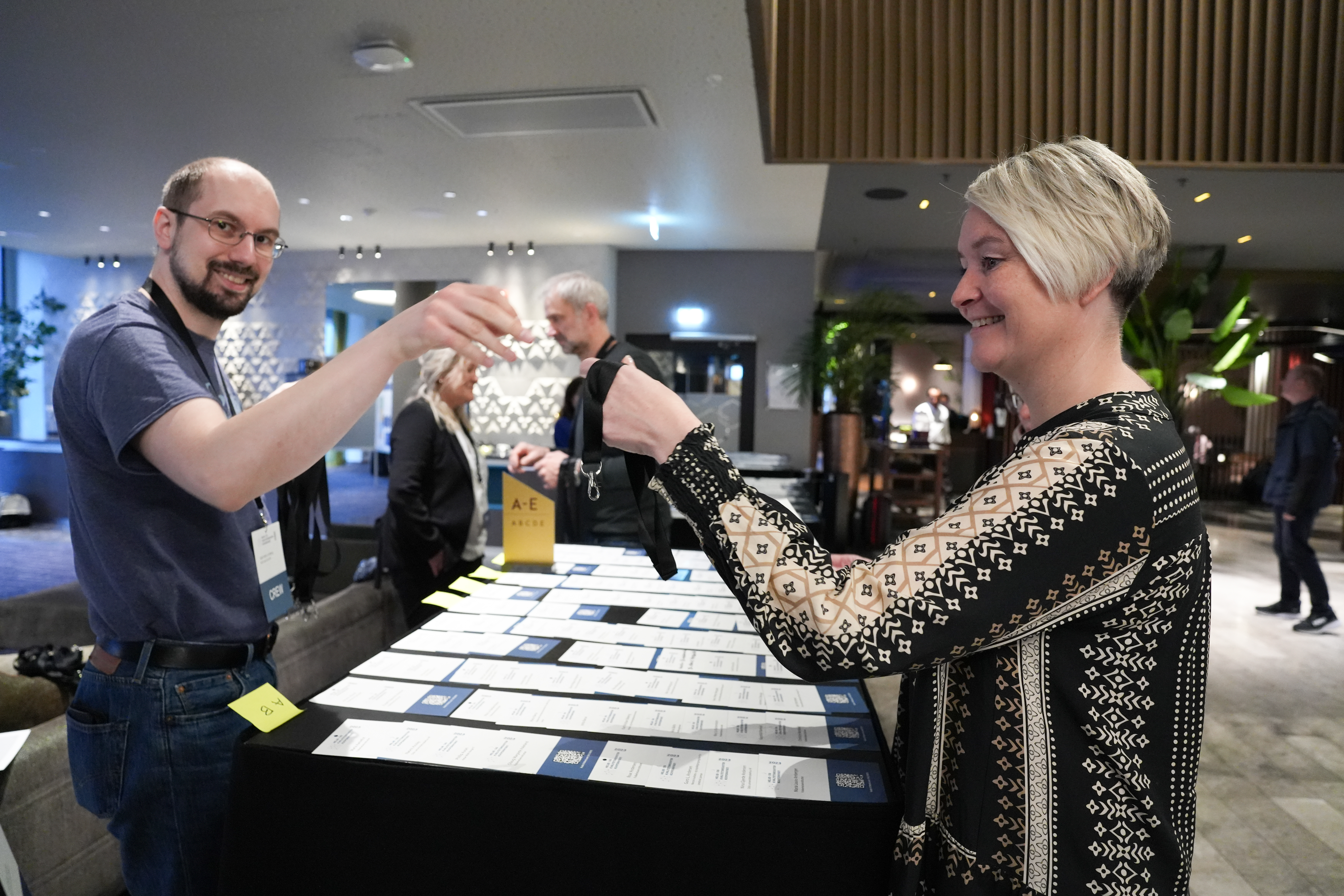 Ansatte fra SKDE på konferansen og hjelper til