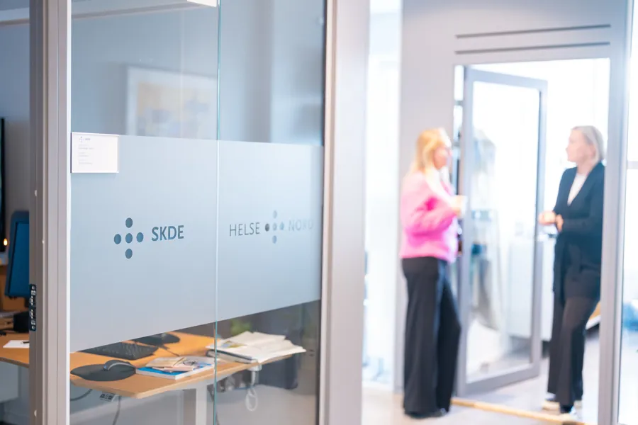 Noen få kvinner i et rom