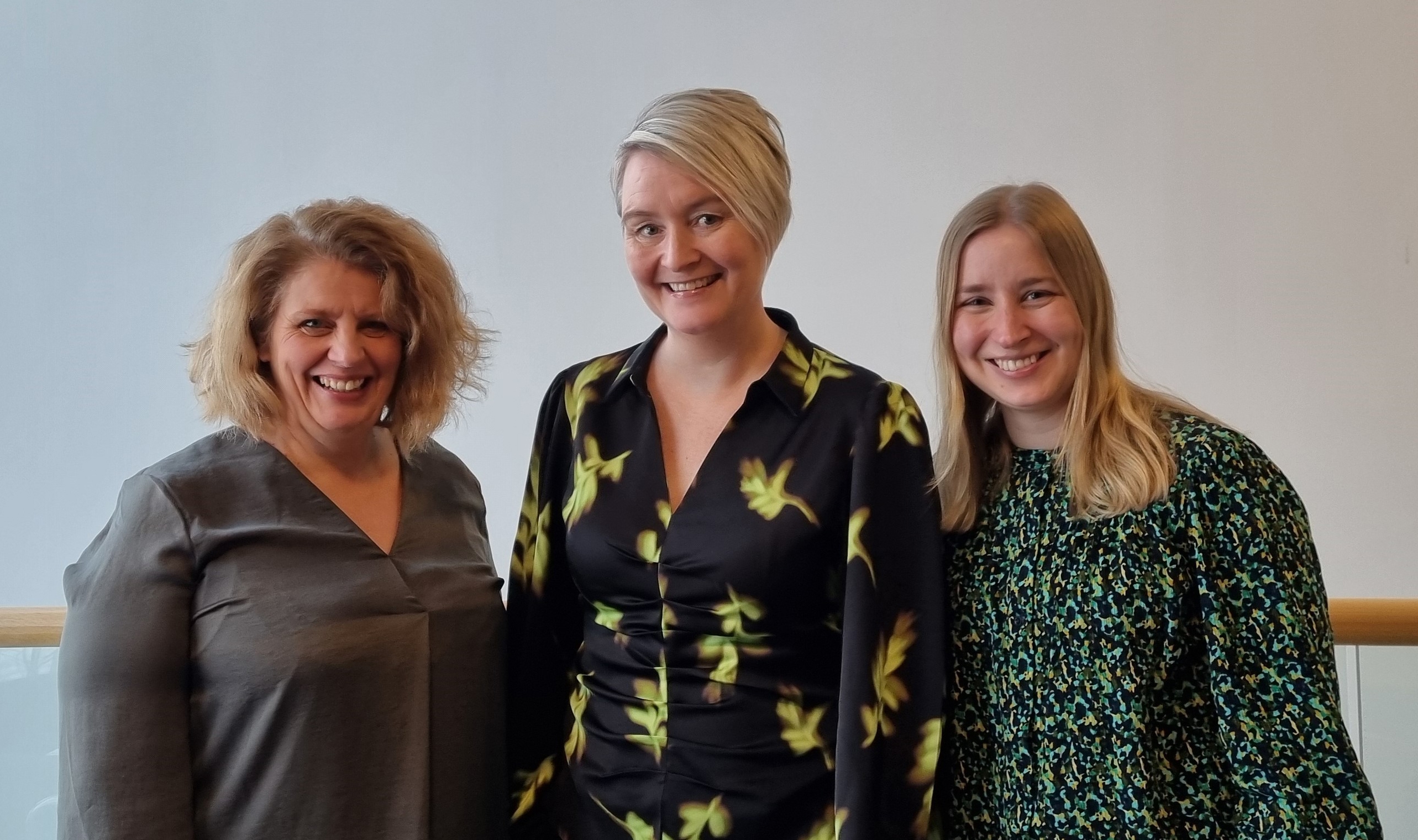 En gruppe kvinner som smiler