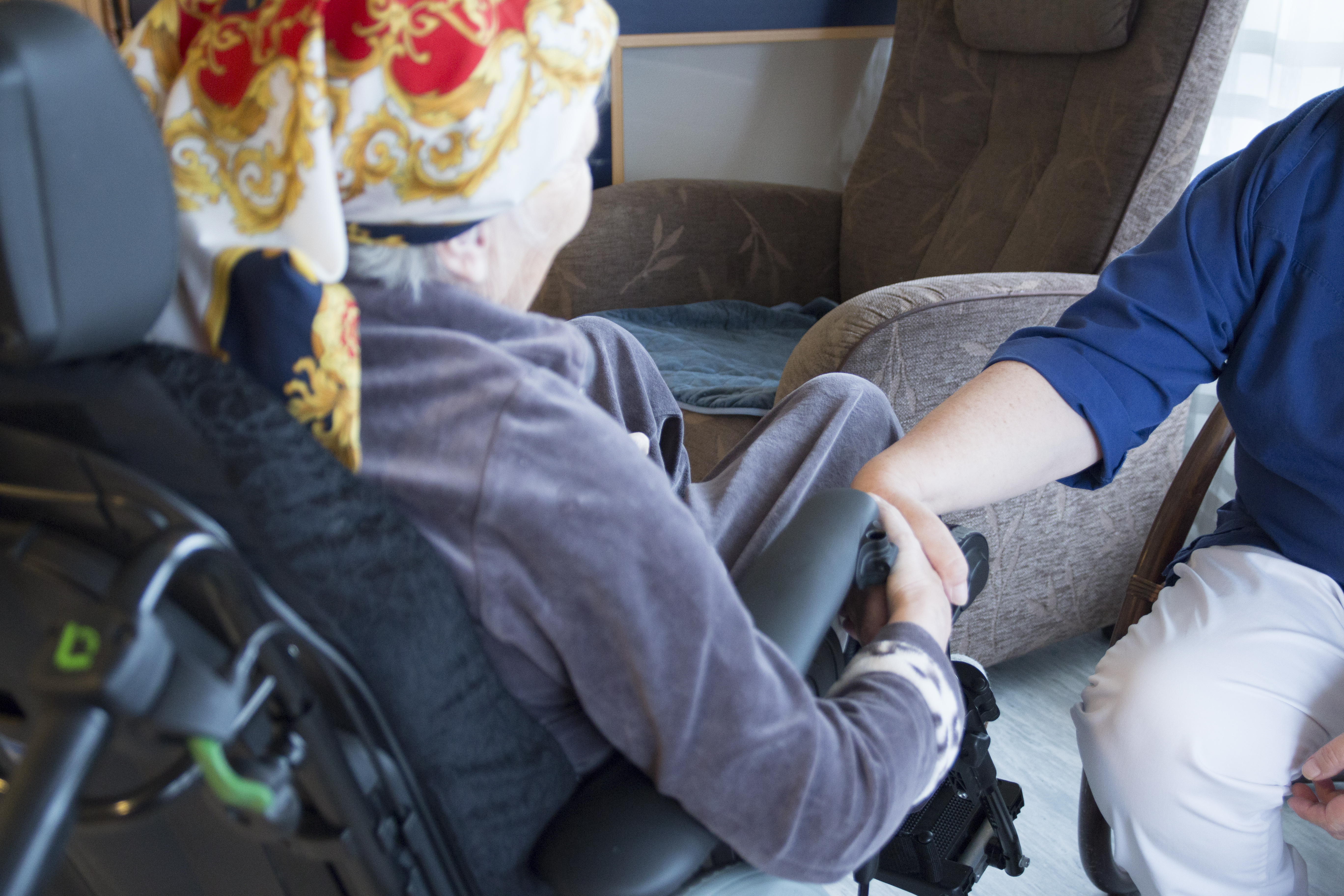 Eldre pasient i rullestol