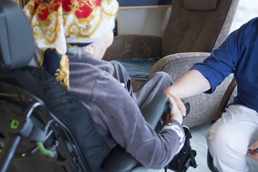 Eldre pasient i rullestol