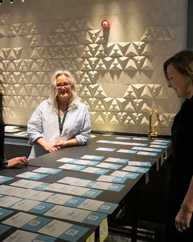 En gruppe kvinner som spiller brettspill