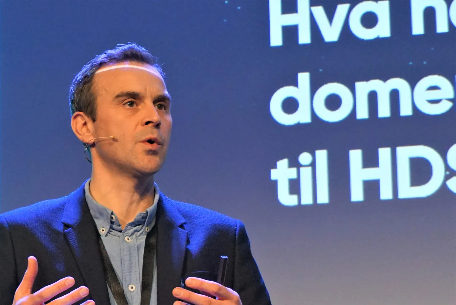 En mann som snakker inn i en mikrofon