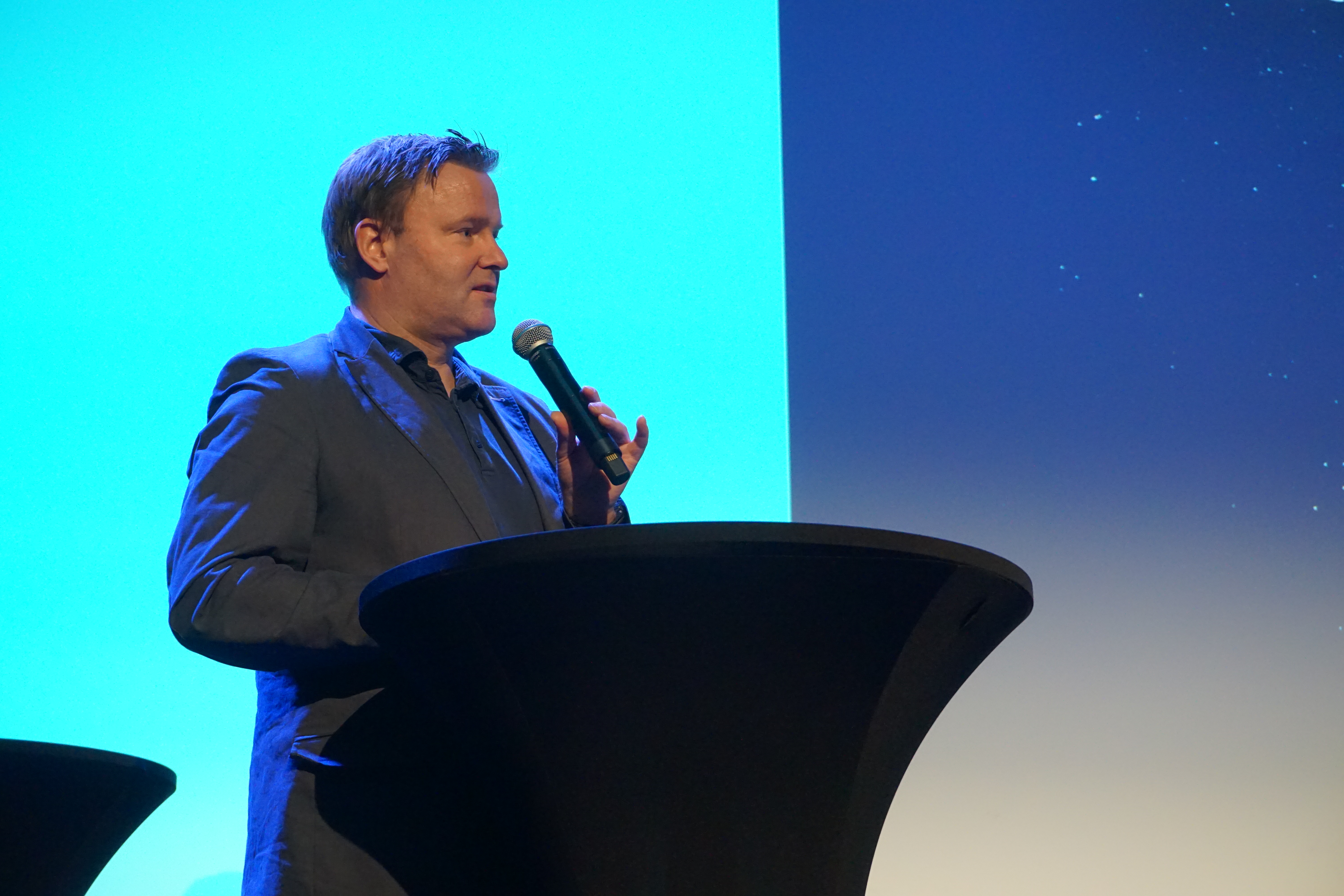 En mann har framlegg på konferansen