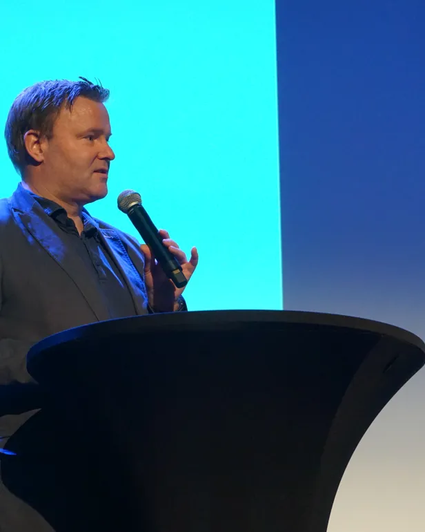 En mann har framlegg på konferansen