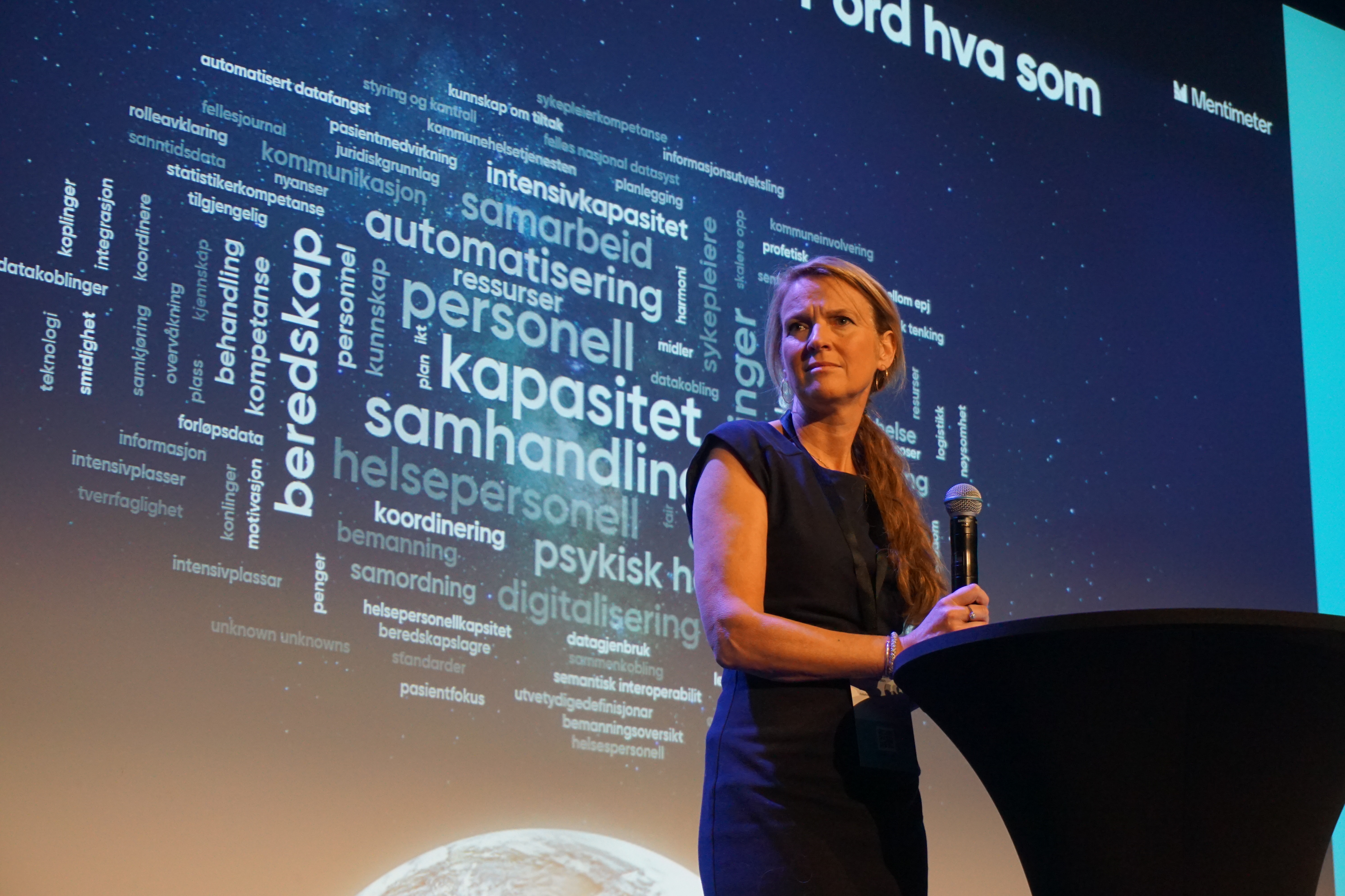 En kvinne holder framlegg på konferansen