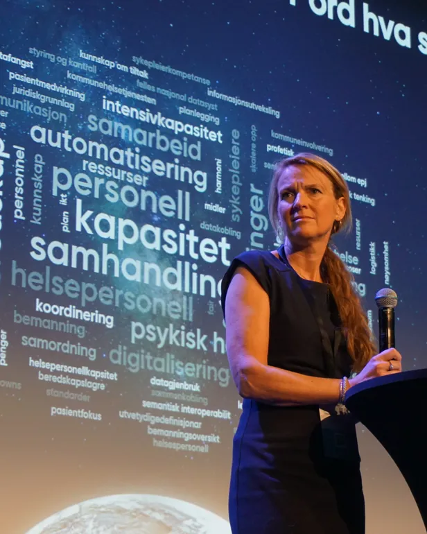En kvinne holder framlegg på konferansen