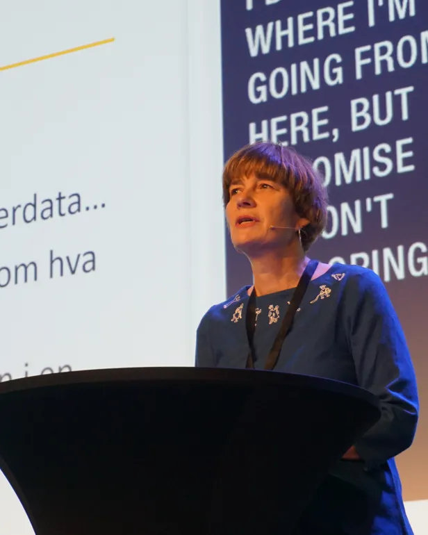 En kvinne holder framlegg på konferansen
