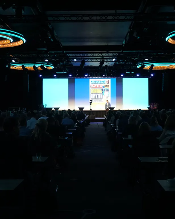 Bilde av storskjerm på konferansen
