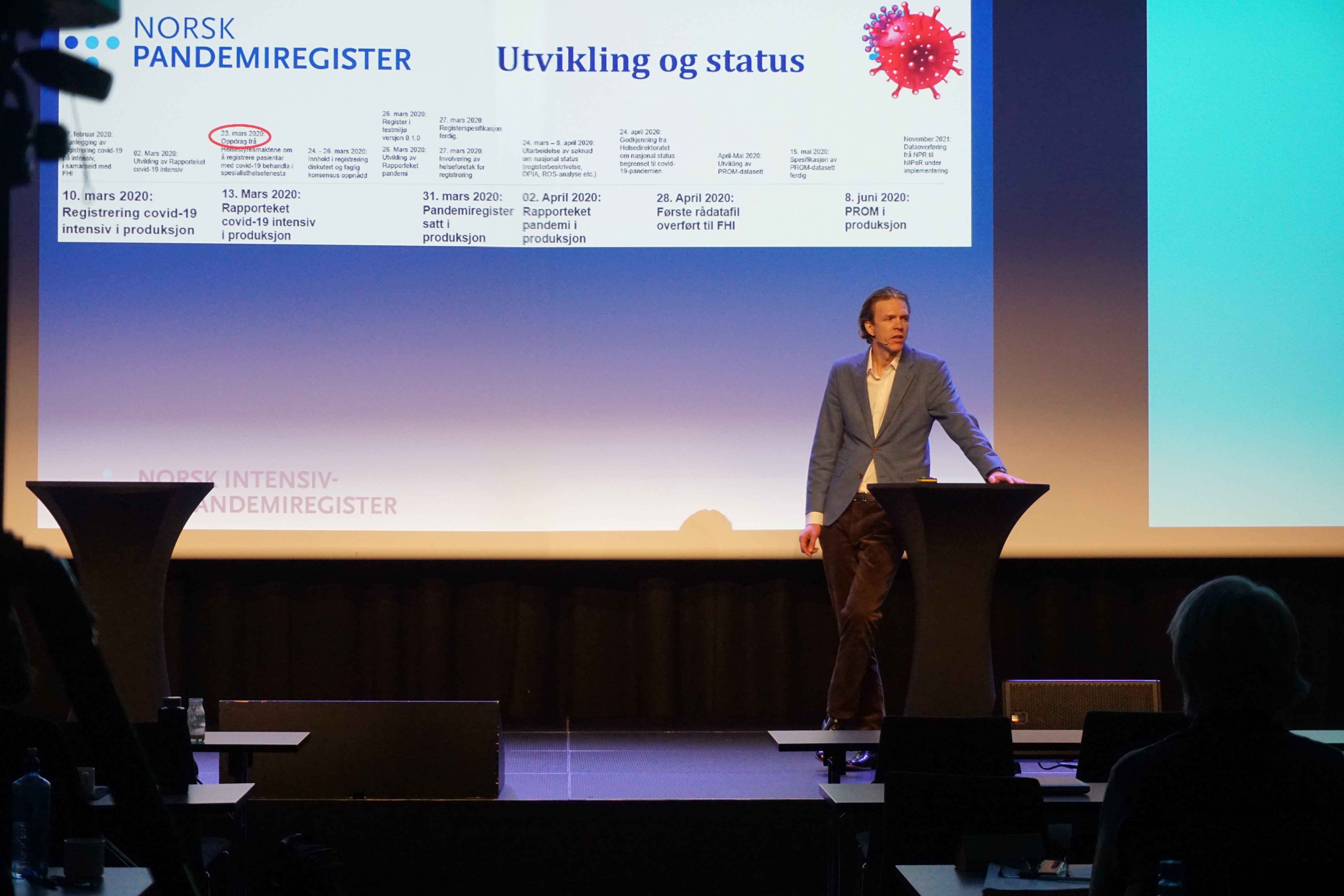 En mann holder framlegg på konferansen