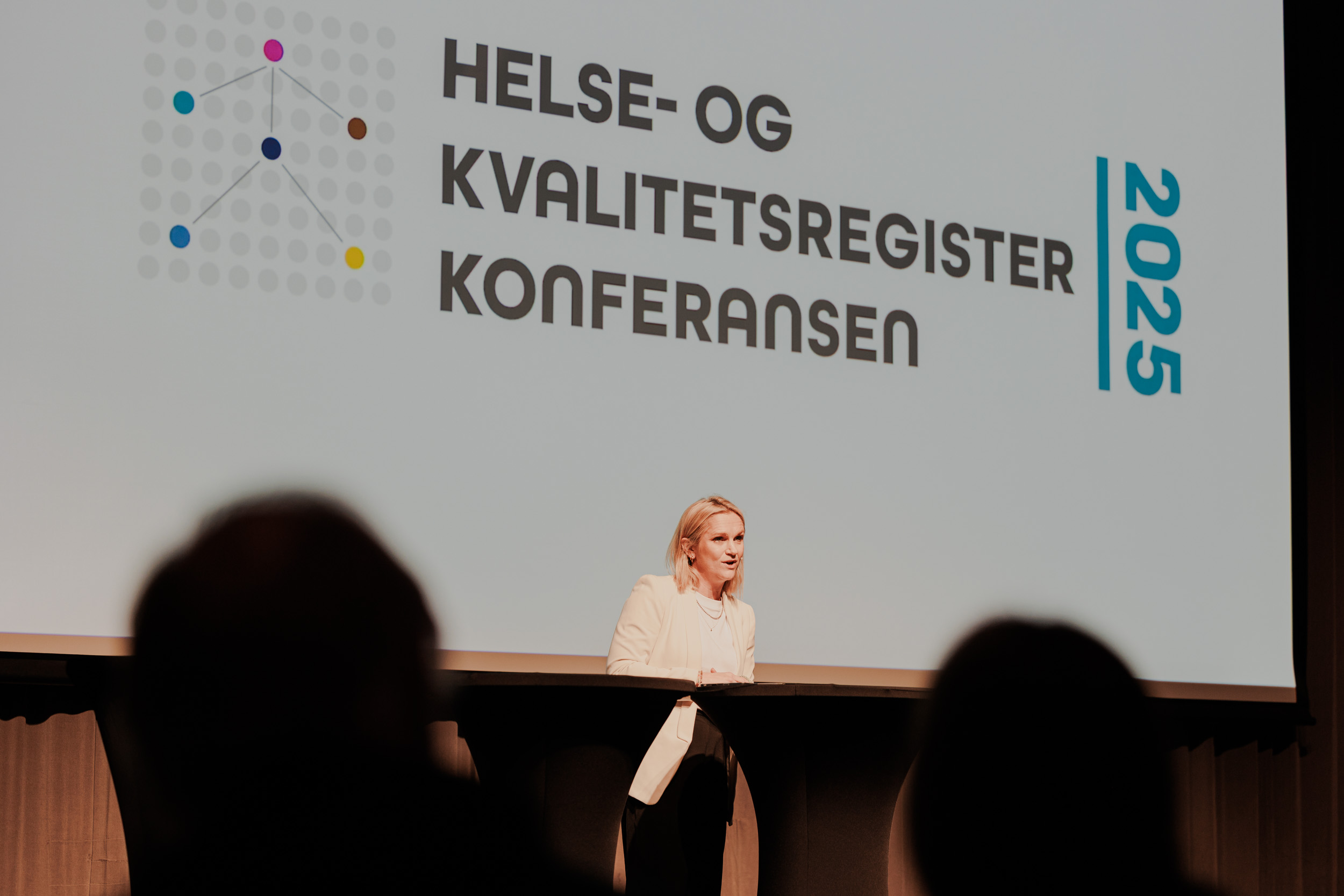 En person som står foran en whiteboard