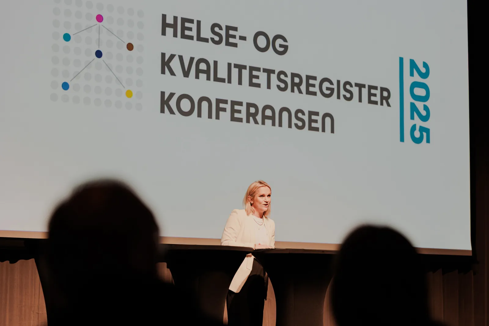 En person som står foran en whiteboard