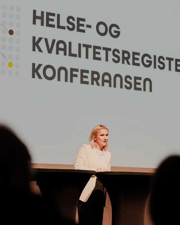 En person som står foran en whiteboard
