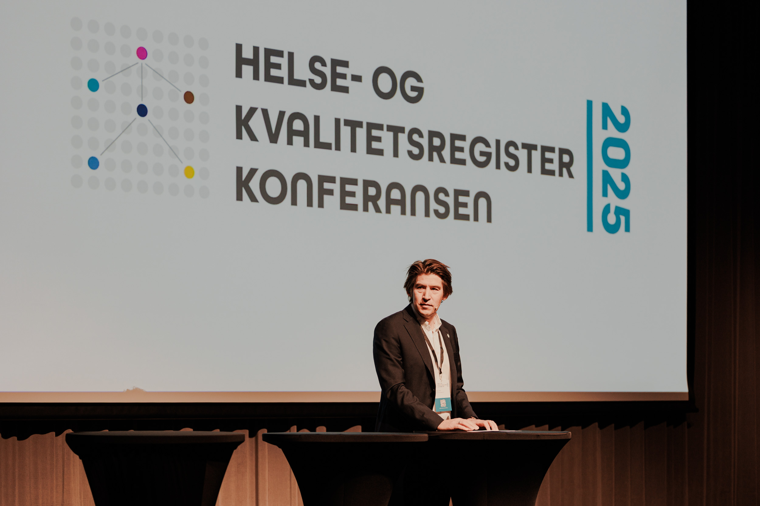 En mann som står ved en talerstol
