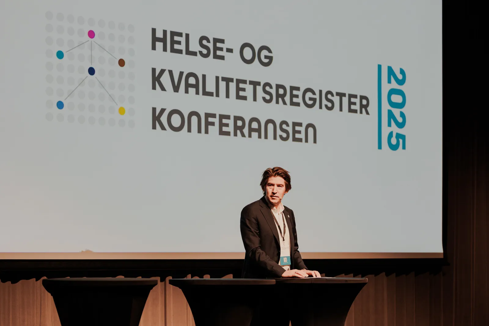 En mann som står ved en talerstol