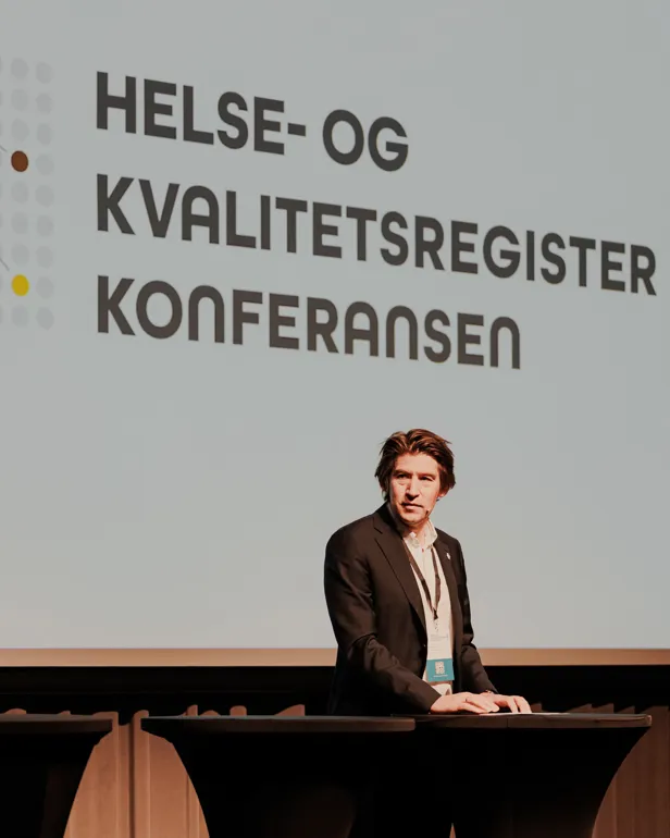 En mann som står ved en talerstol