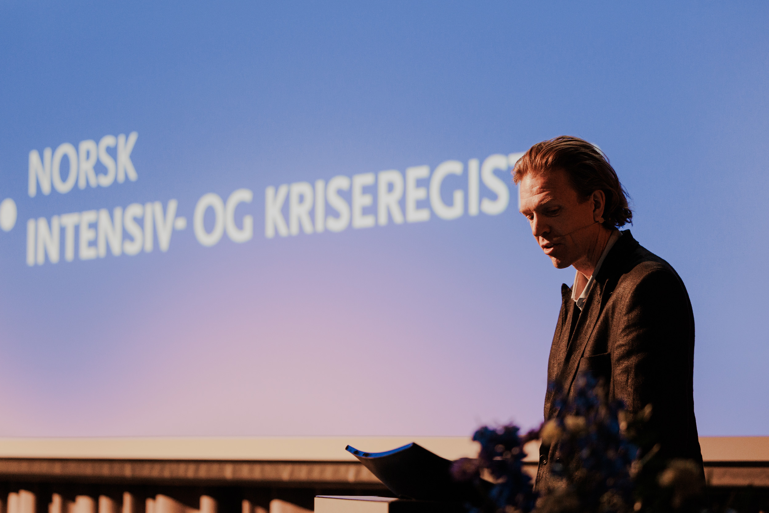 En mann som står ved en talerstol