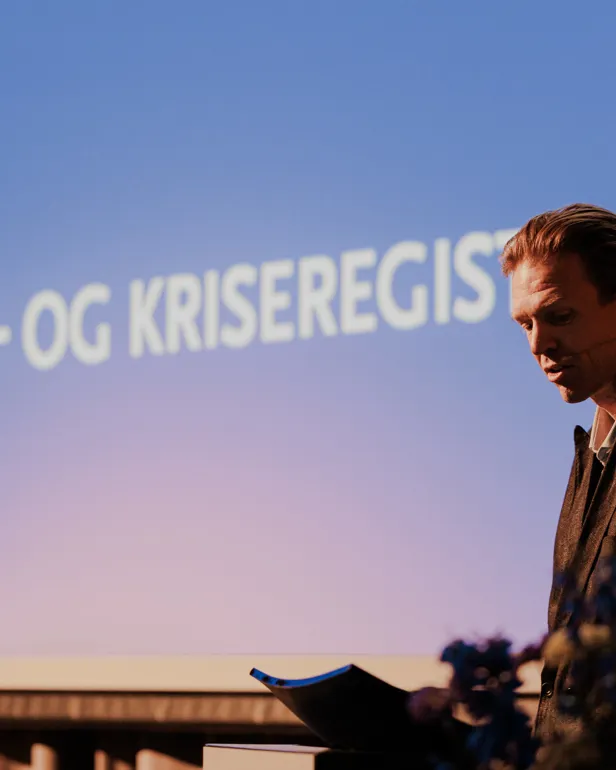 En mann som står ved en talerstol