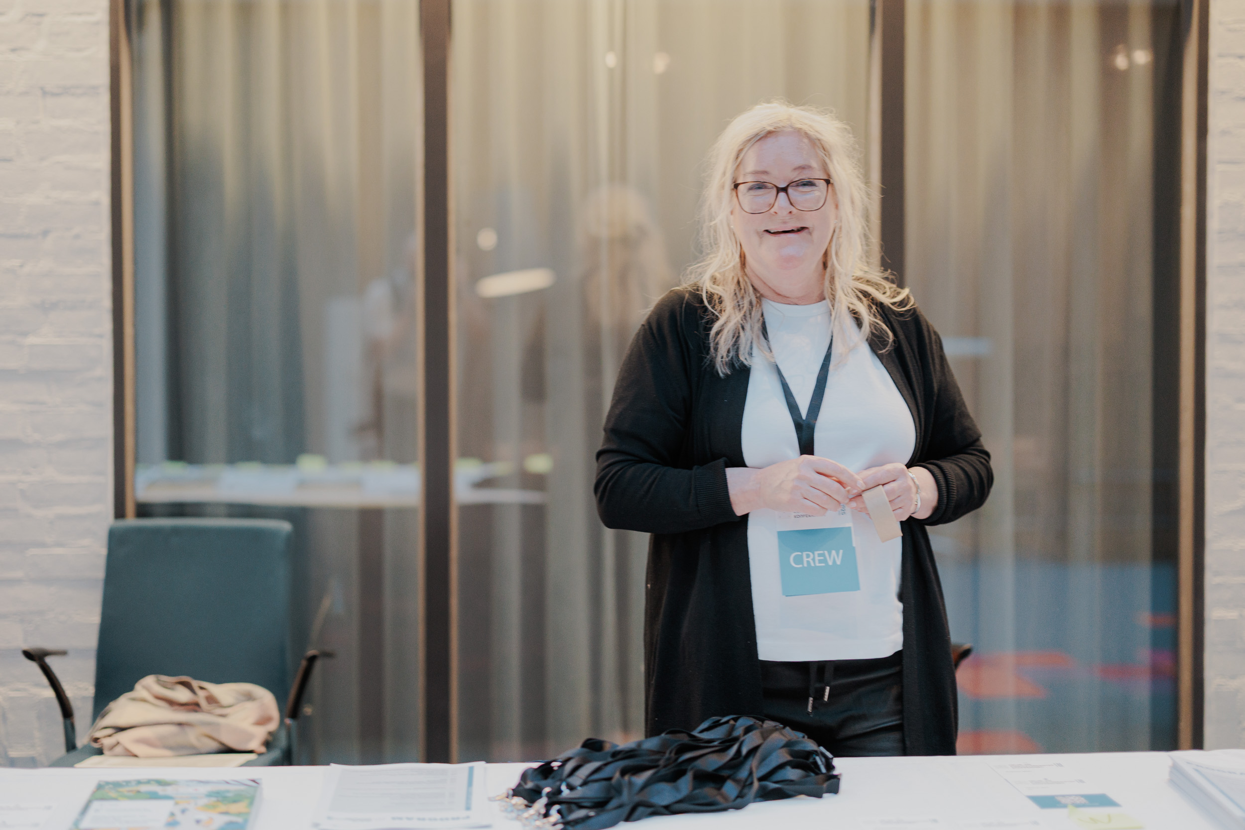 En kvinne som står foran et bord med en mikrofon