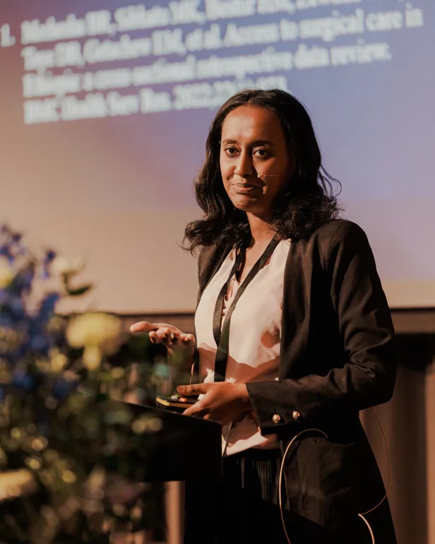 En person som står foran en talerstol