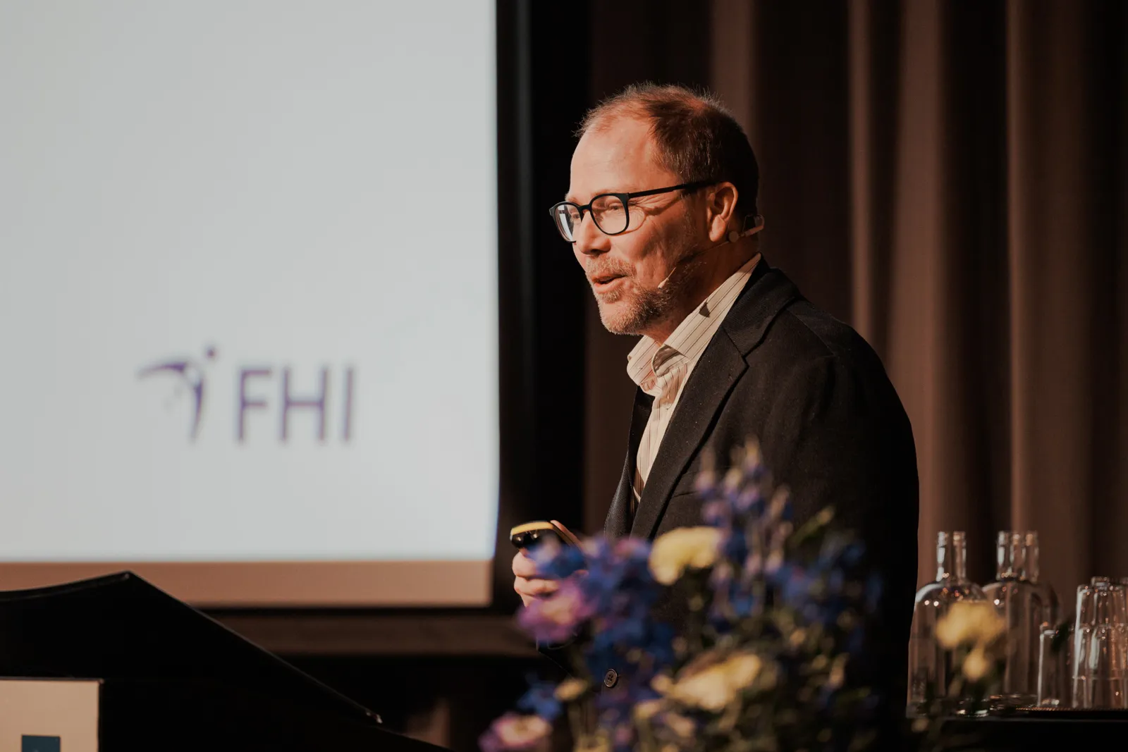 En mann som snakker inn i en mikrofon