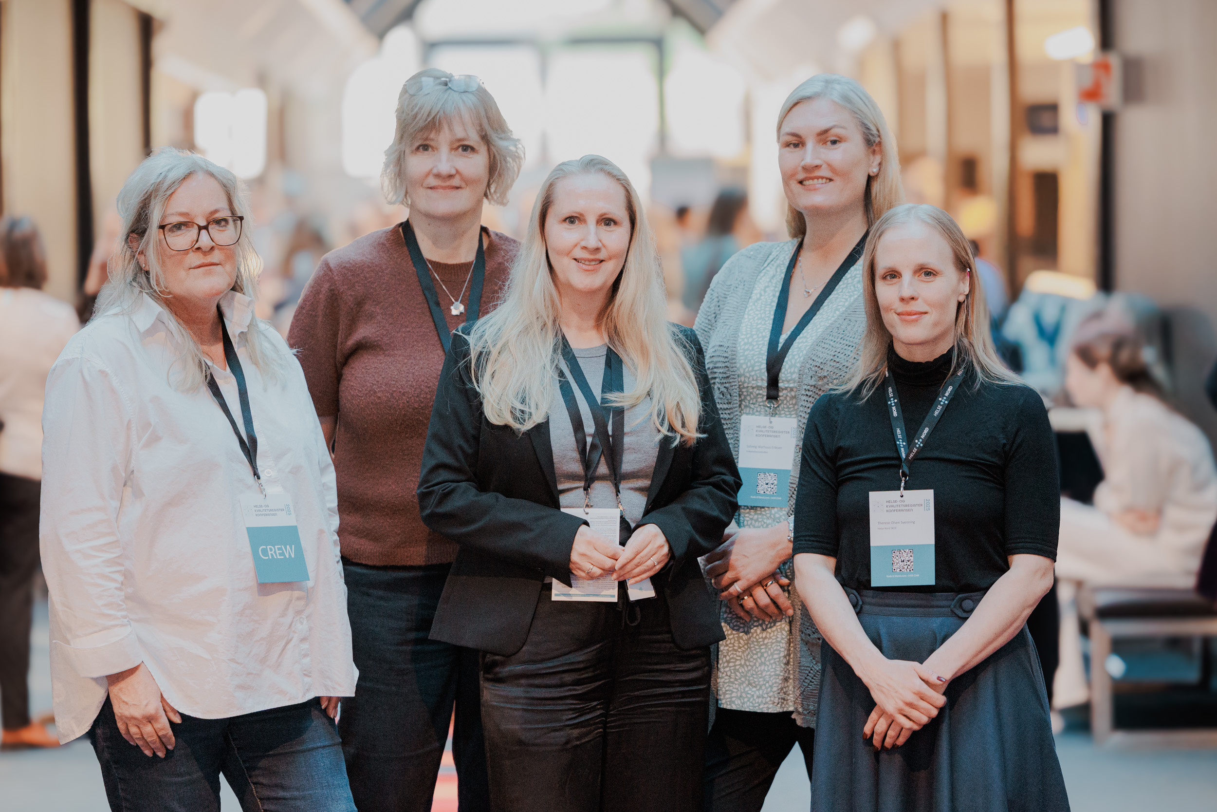 En gruppe kvinner som poserer for et bilde