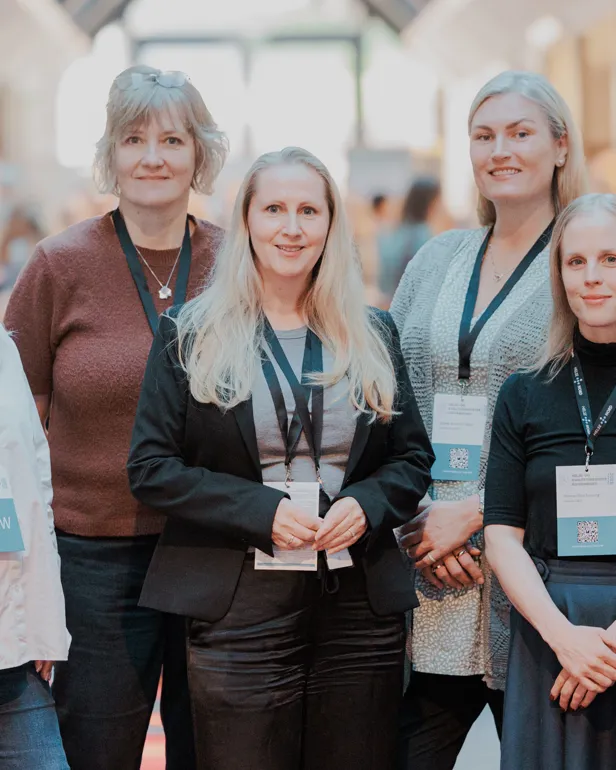 En gruppe kvinner som poserer for et bilde