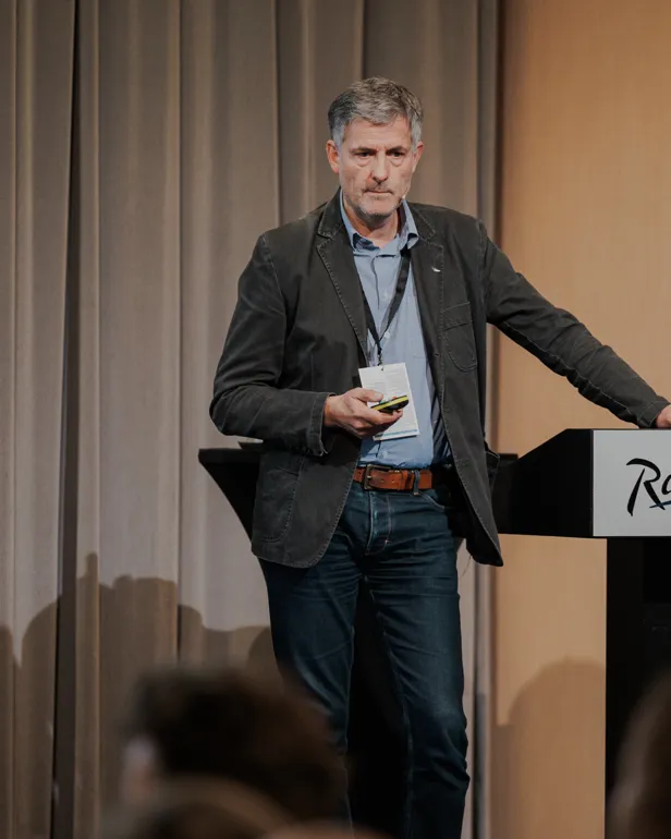 En mann som holder et skilt
